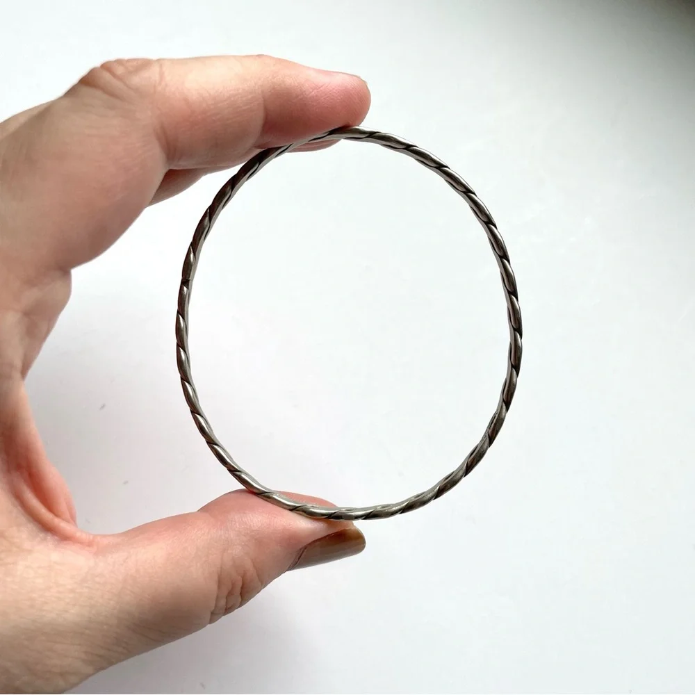 Pair of vintage unmarked sterling? flat twist link Mexico bangle bracelets